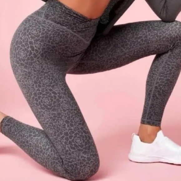 Buffbunny Crossover Leggings - Picture 2 of 8